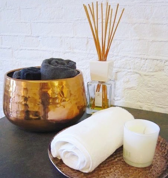 Accessori spa: ciotola in rame, asciugamani, candele