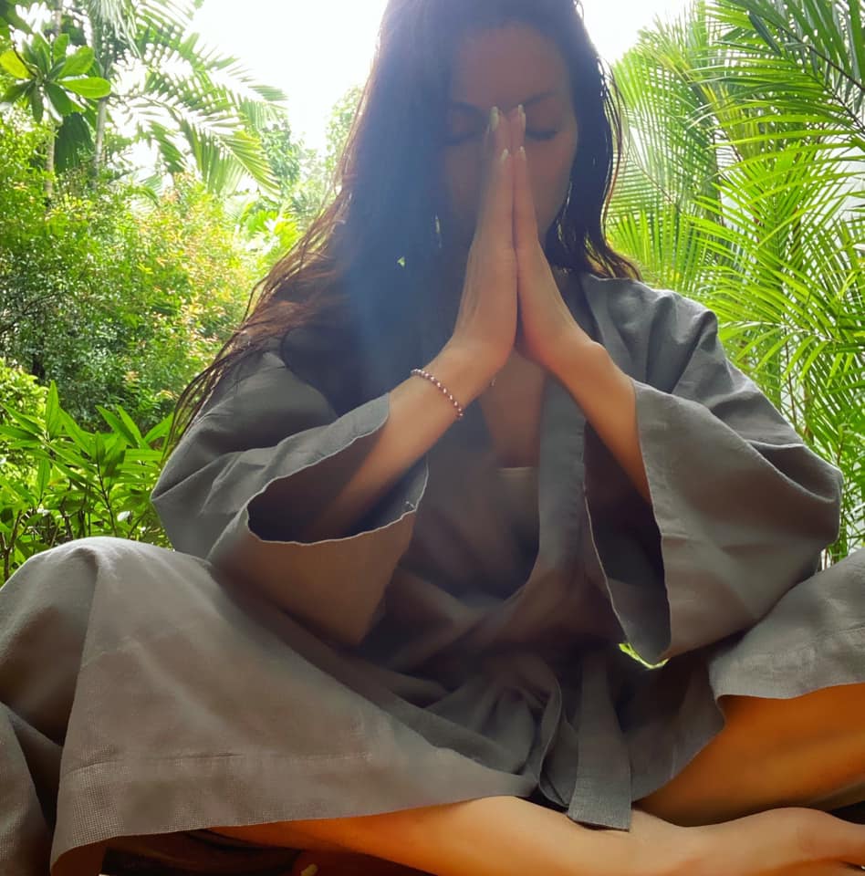 Meditazione in posizione namaste